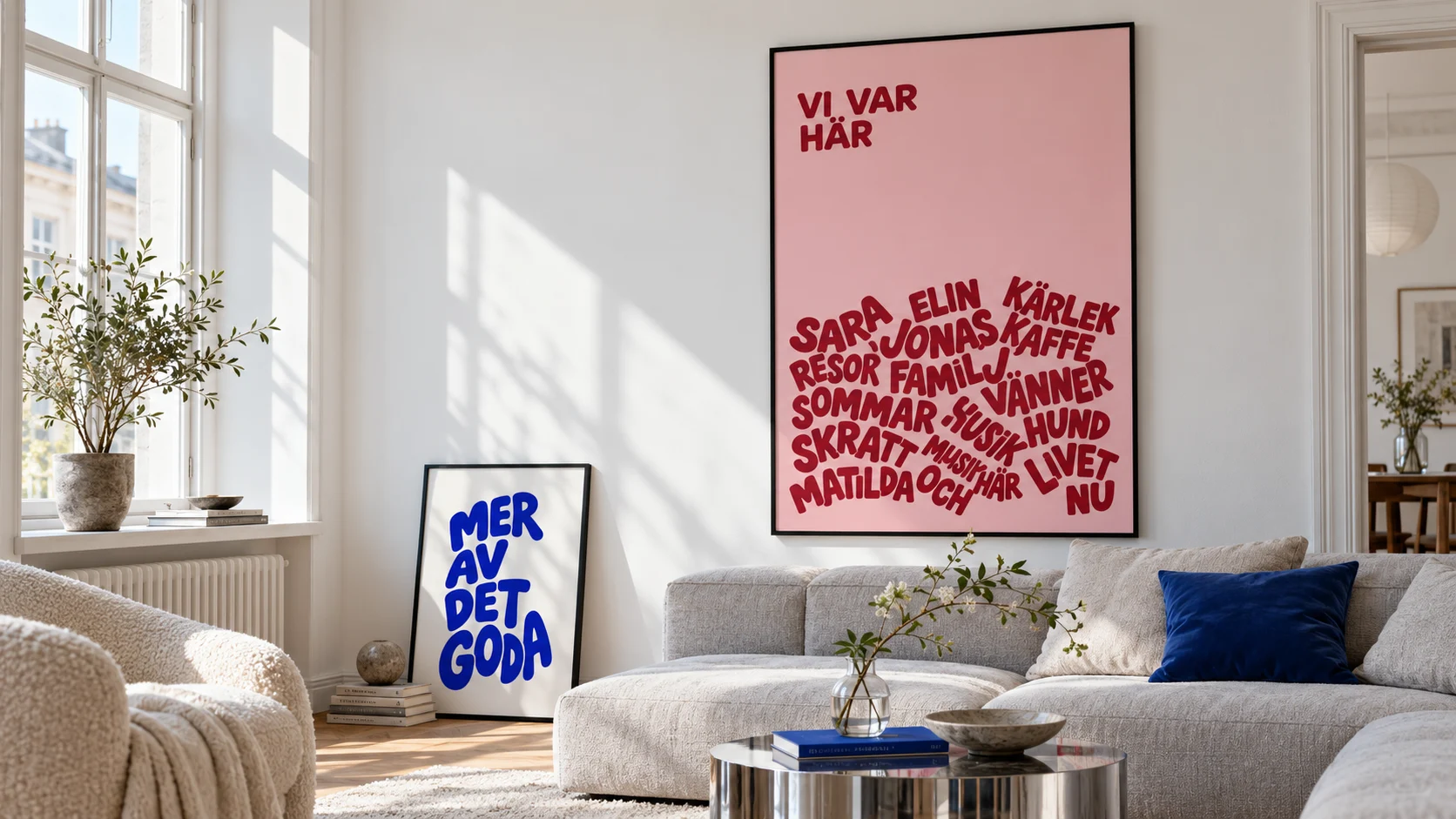 Illustrativ miljöbild: en rosa typografisk poster ovanför en ljus soffa.